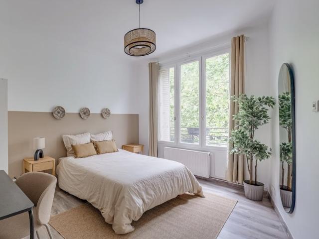 Emménage dans une chambre nude
