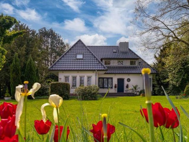Emmerich: Großzügiges freistehendes Einfamilienhaus auf großem Grundstück mit Halle