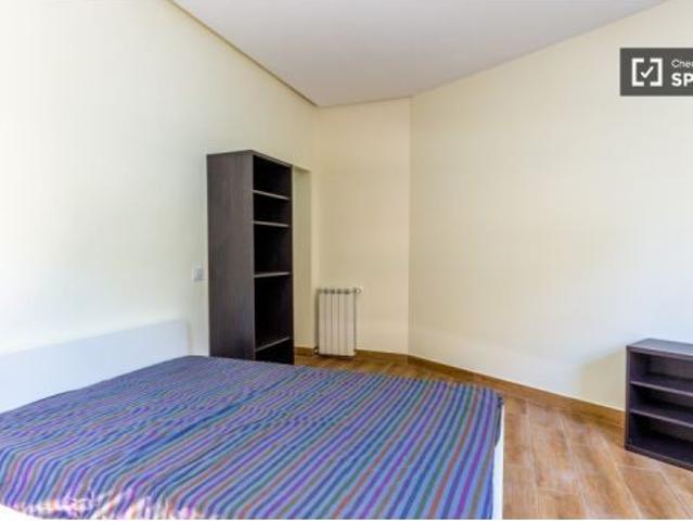 Emocionante habitación con escritorio en piso compartido, Moncloa