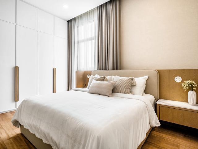 Emerald Hills Condo Fully Renovation 4 room 2 bath Freehold