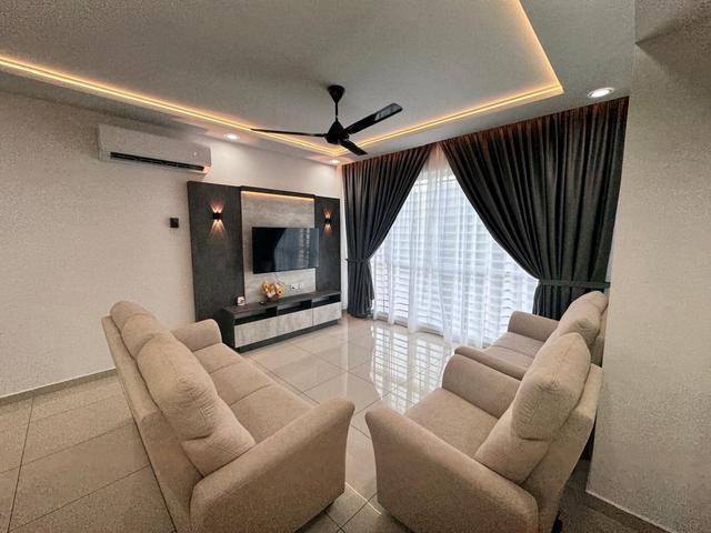 Emerald Residence Condo 1200sf Fully Renovated Furnished 2Carpark