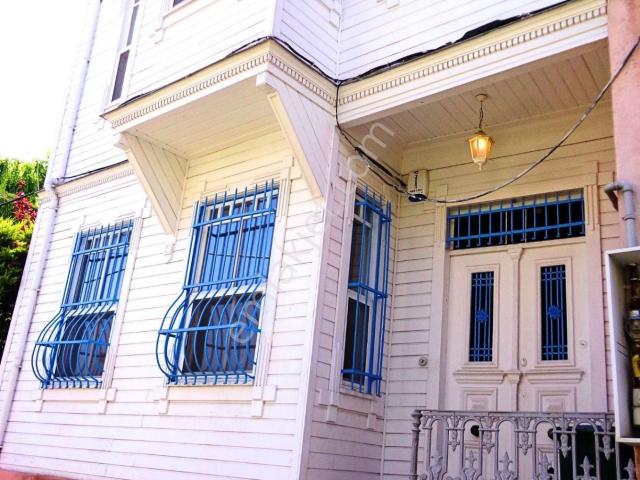 Emirgan'da Yüksek Tavanlı, Bahçeli Köşk
