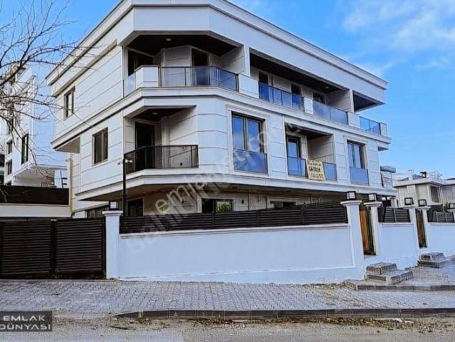 Emlak Dünyası Alanlıda Bahçeli 2+1 Lüks Sıfır Loft Daire