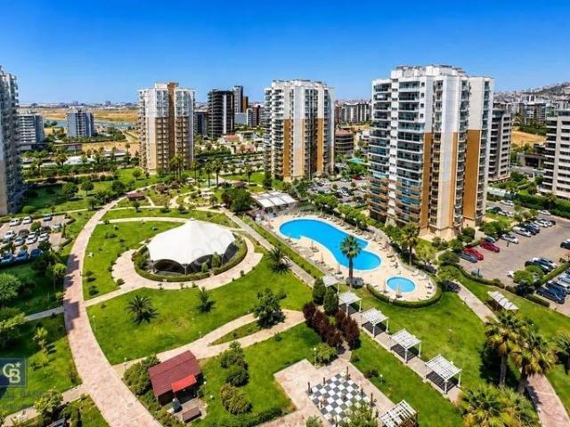 Emlak Konut Mavişehir Evleri Havuz Cepheli 1+1 Satılık Daire
