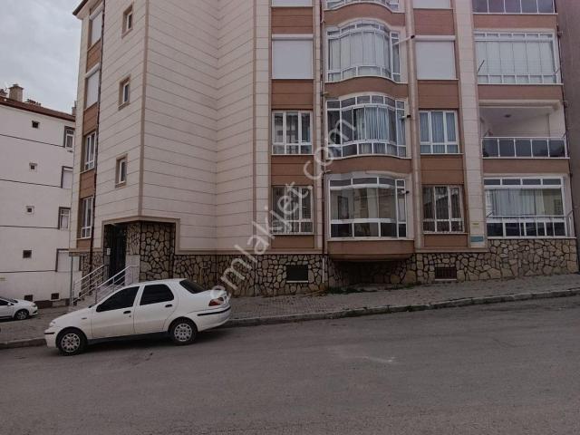 Emlaknomi'den Mahmudiye'de Satılık 3+1 Ara Kat Daire 160m² Brüt Bireysel Garaj+kiler