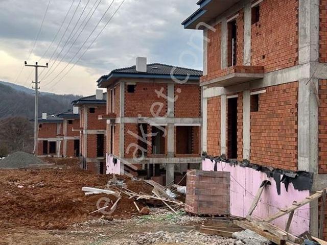 Emlakyaptan Kartepe’nin Eteğinde, Doğa İle İç İçe Müstakil Villa!