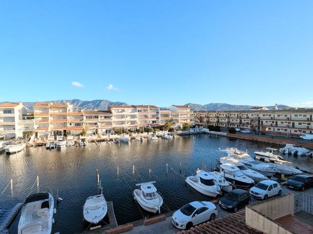Empuriabrava – Apartamento con vista al canal en zona privil. 67m² Empuriabrava