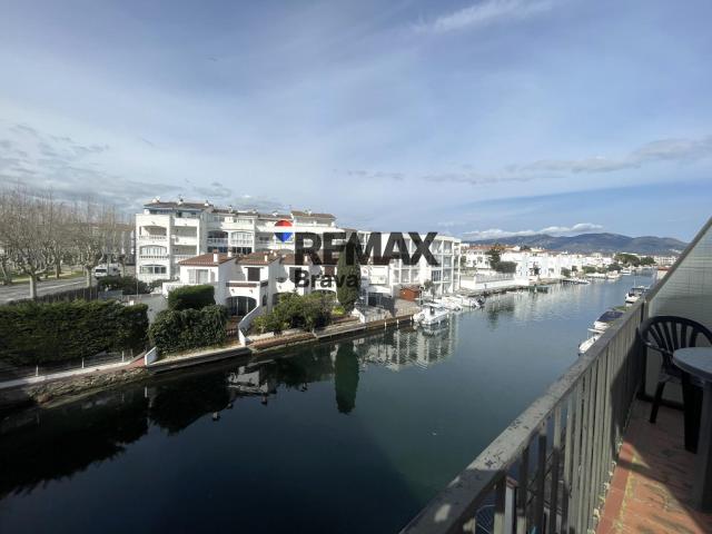 Empuriabrava | Apartamento luminoso con balcón y vistas al canal navegable