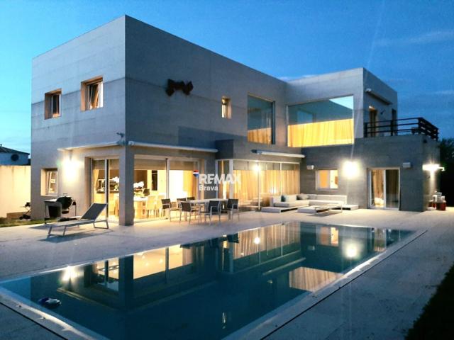 Empuriabrava | Exclusiva villa contemporánea con piscina privada y 3 suites en orientación sur