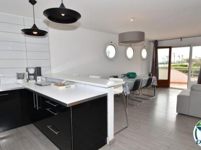 EMPURIABRAVA: Exclusivo complejo de seis casas con amarre en primera línea de mar en venta