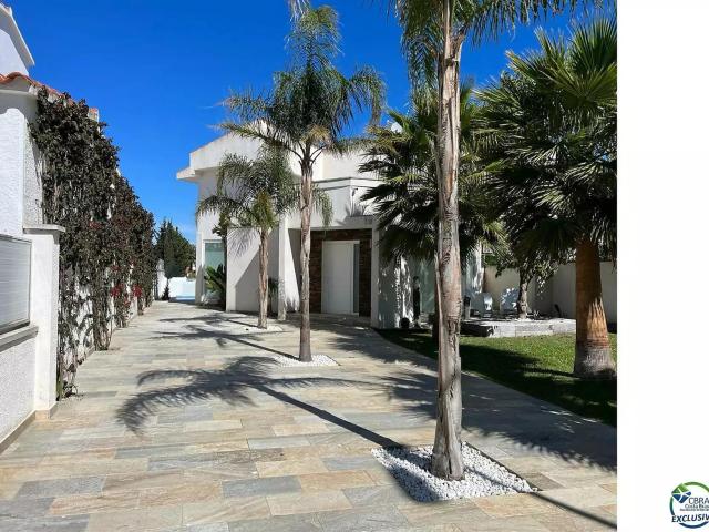 Empuriabrava hermosa casa moderna con piscina y amarre cerca. 260m² Empuriabrava