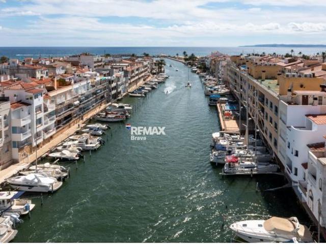 Empuriabrava | Propiedad premium con amarre de 14x4,5, ascensor y vistas al canal
