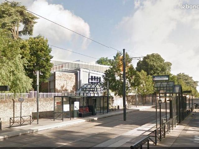 Emplacement très recherché proche du centre ville et à proximité immédiate du tramway et des facultés Michelet/Fac de Sciences