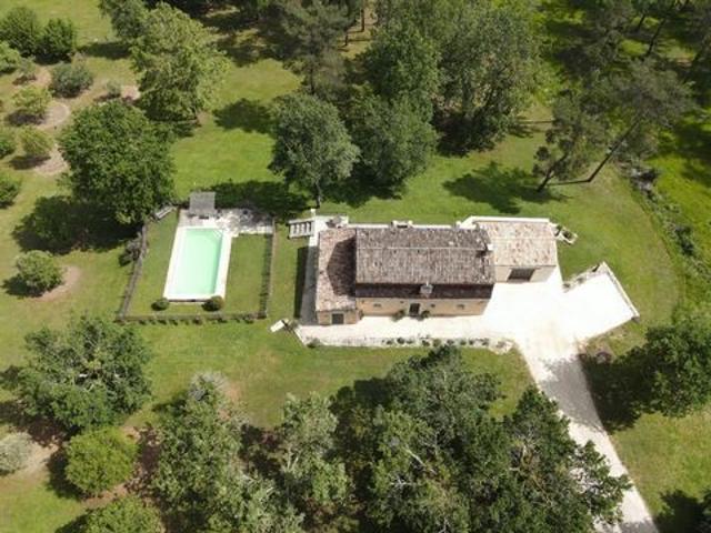 EMPLACEMENT UNIQUE POUR CETTE PROPRIÉTÉ COMPRENANT UNEJOLIE MAIS