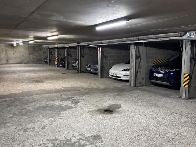 EMPLACEMENT DE PARKING AU 2EME SOUS SOL D'UNE RÉSIDENCE BIEN ENTRETENUE AVEC GARDIEN