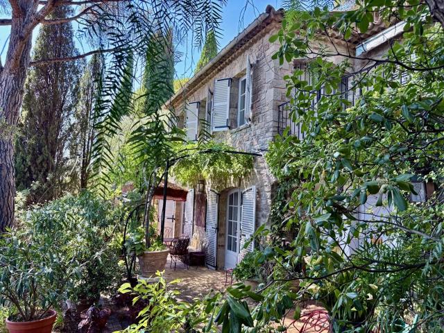 Emplacement exceptionnel dans le village de Grimaud 150m² Grimaud