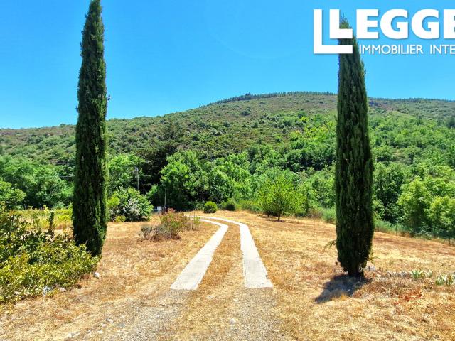 Emplacement exceptionnel dans les collines du Minervois, près de La Livinère: villa avec terrain