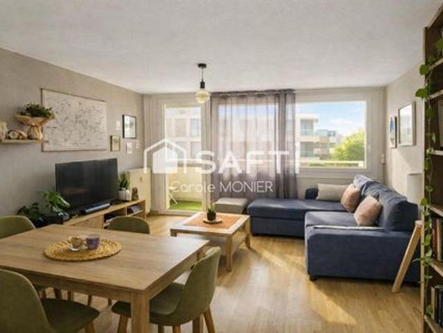 Emplacement idéal, belle luminosité et deux balcons: un appartement rare sur le secteur rive gauche de Caen