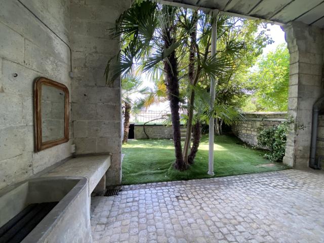 Emplacement idéal pour cette maison typique du Plateau d'Angoulême avec jardin et garage