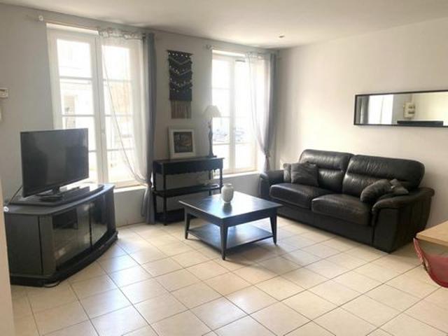 Emplacement imbattable à 70 m du vieux port et à 150 m de la place de Verdun ! Duplex d exception lumineux au coeur historique de la Rochelle !