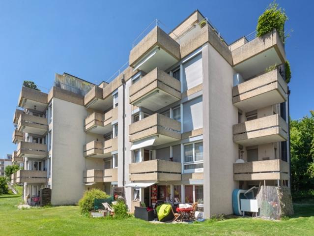 Emplacement moto dans un parking collectif