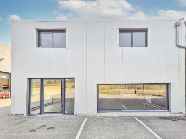 Emplacement No1 à BELLEY: local commercial 325 m2 + parkings