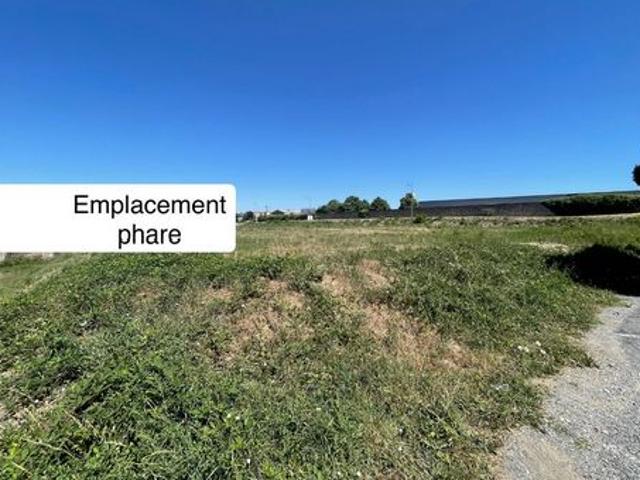 Emplacement phare pour ce terrain commercial