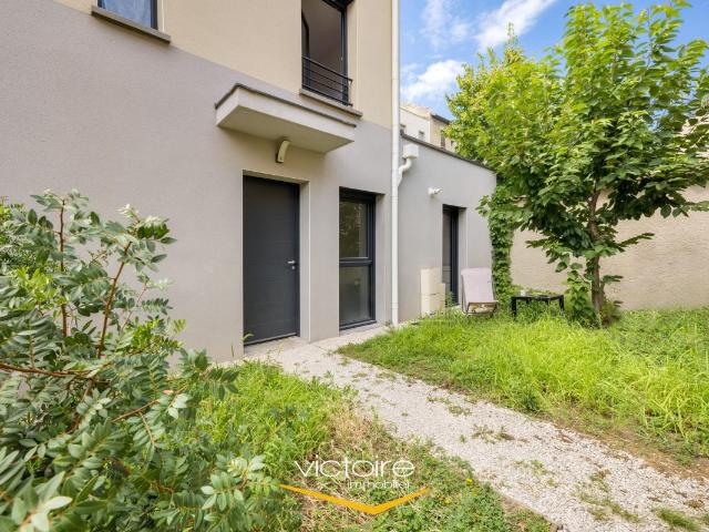 Emplacement Premium pour cette maison de 2020 avec 4 chambres poss 5 et 2 jardins