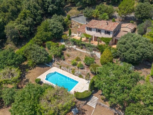 Emplacement Premium pour cette Propriété en position dominante avec vue mer