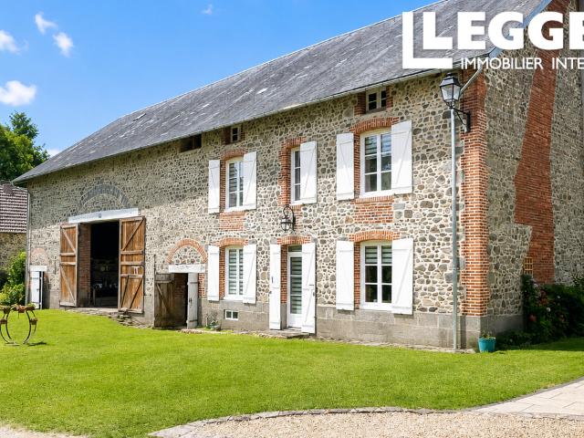 Emplacement privé exceptionnel: maison 4 chambres, gîte, 2e maison, granges et 4 ha de terrain