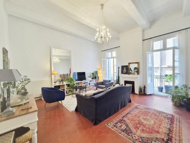 Emplacement Privilégié près de la Cathédrale Appartement Bourgeois Rénové avec Goût et Caractère