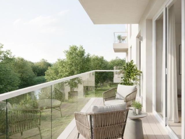 Emplacement recherché à Croix de Chavaux: 2 pièces lumineux avec terrasse