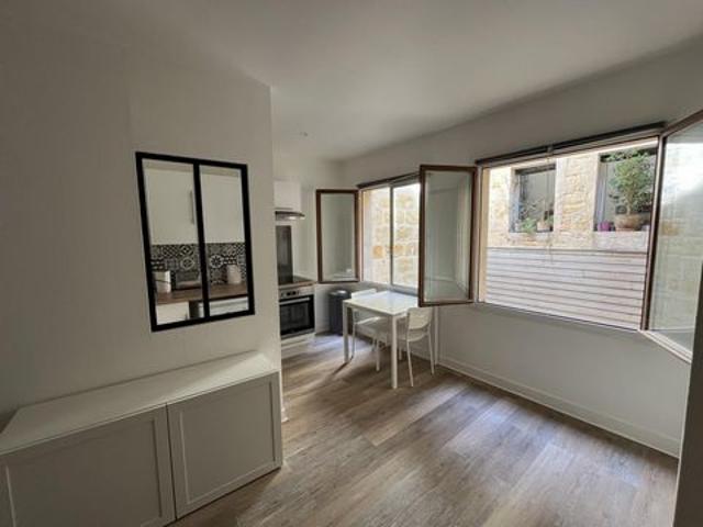 Emplacement recherché aux Chartrons ! Studio lumineux et rénové, au calme sur cour, à seulement 100 m du tram