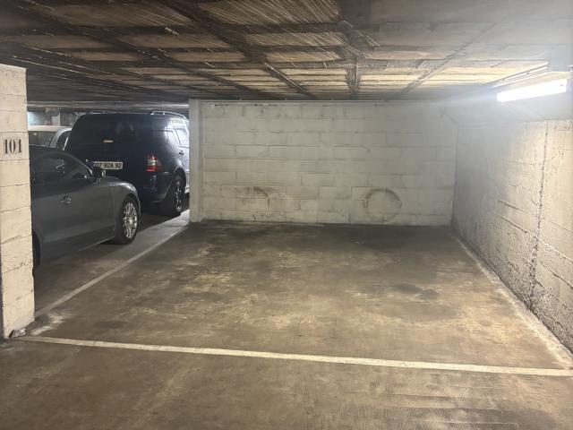 EMPLACEMENTS DE PARKING BECON