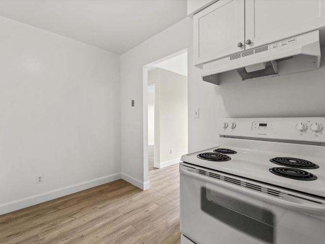 Empress Court Apartments 1 Bedroom Apartment for Rent at 5411 & 5411 Empress St Windsor, ON N8T 3B2 Central Windsor