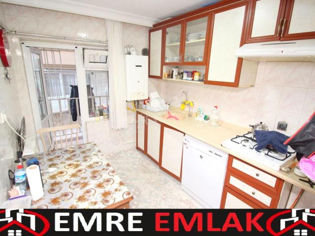 Emre Emlak'tan Topçu'da Pazar Yakını Balkonlu 2+1 Satılık Daire