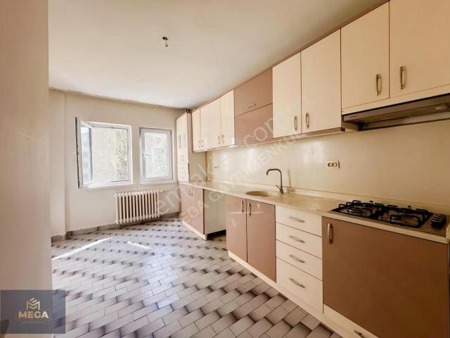 Emsan Sitesi'nde Satılık 3+1 Yapılı Boş Daire
