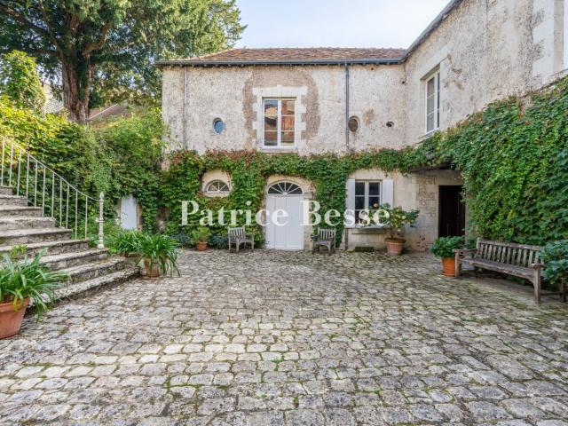 En Toscane tourangelle, dans un bourg historique, un hôtel p. 320m² Preuilly sur Claise