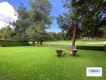 En UN PISO, con gran jardín y vista al campo de Golf en Los Encinos