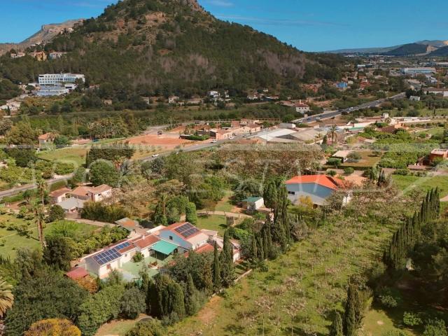 En una amplia parcela de aproximadamente 15.600 m², ubicada. 686m² Pedreguer