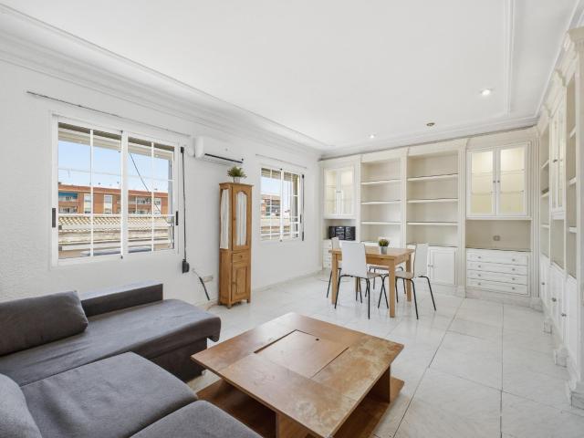En una de las zonas más demandadas de Valencia, presentamos esta acogedora vivienda situada en el barrio de Patraix, en la parte más próxima al centro, a escasos minutos del corazón de la ciudad