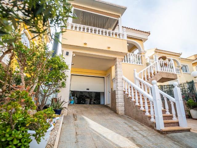 En una ubicación privilegiada en La Marina, encontramos esta. 92m² San Fulgencio