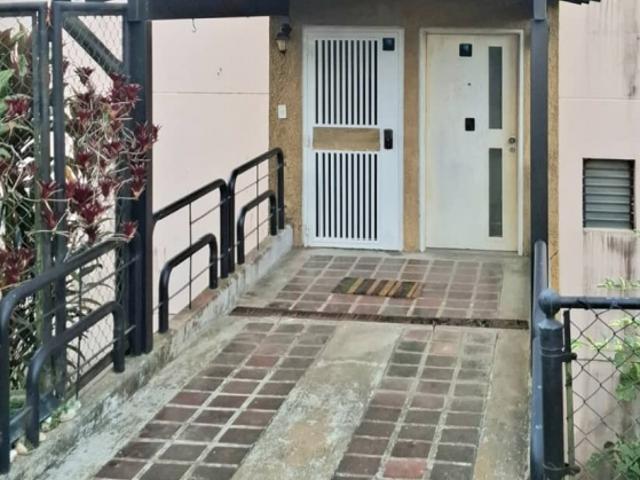 En Venta Town House Urb Lomas de Montecarlo, Caracas