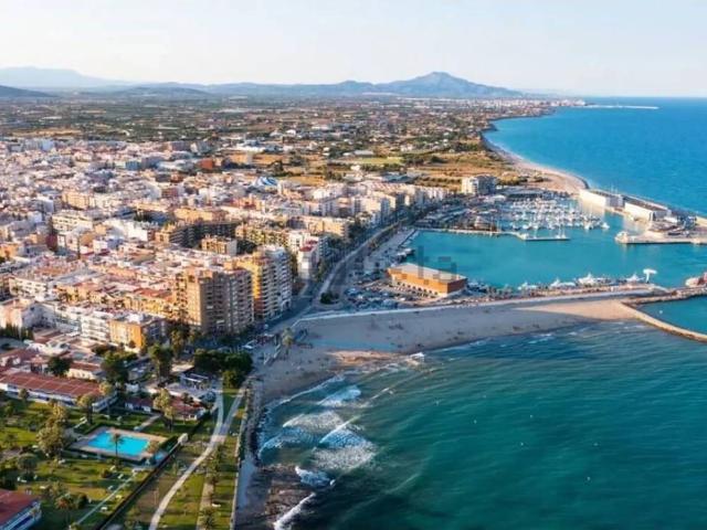EN VENTA TRES LOCALES Y DOS PLAZAS DE PARKING EN BENICARLO