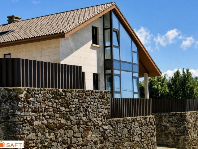 En venta unifamiliar de nueva construcción con vistas abiertas al mar y viñedos