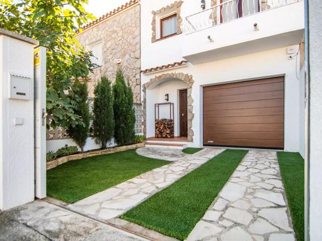 En venta, acogedora casa al lado del Lago Sant Maurici. Esta. 89m² Empuriabrava