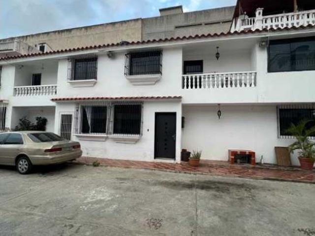 En Venta Amplio y Moderno Town House Dúplex, Ubicado en Macuto
