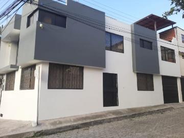 EN VENTA AMPLIA CASA INDEPENDIENTE, SECTOR PORTAL SHOPPING Casa en Venta en QUITO Calderon