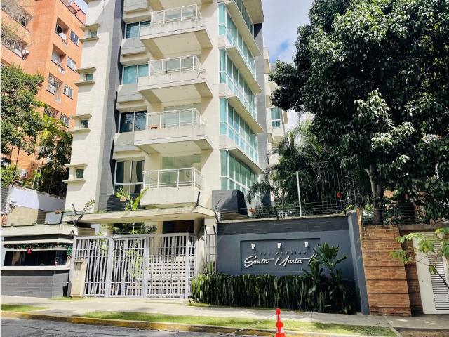 En Venta Apartamento. 3H/3,5B/3pE. Campo Alegre
