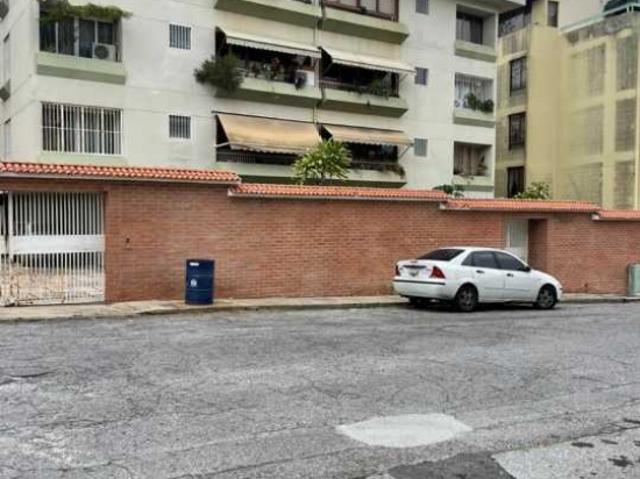 EN VENTA Apartamento Actualizado 164m2 4/3/2 Urb. Miranda